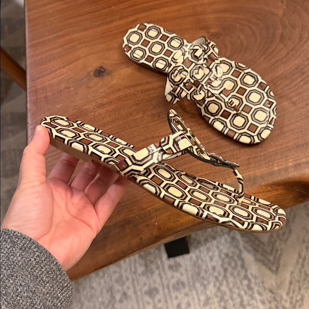 Tory burch Miller Patent Printed Sandal. Size 6 - Picture 6 of 9